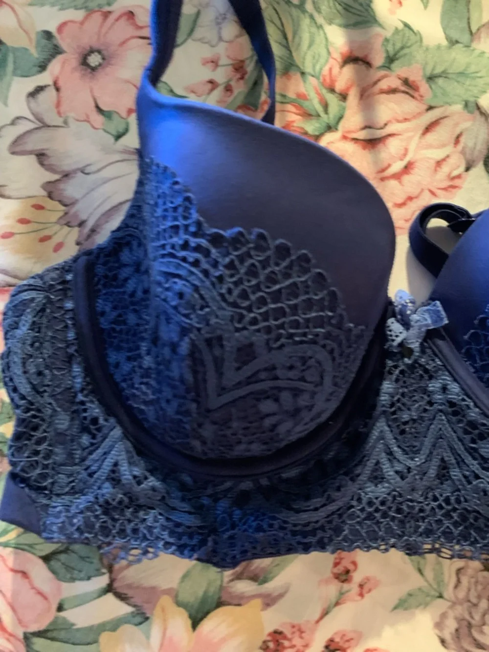 Victoria Secret Women’s Navy Lace Underwire Push-Up Bra Size 32 DD